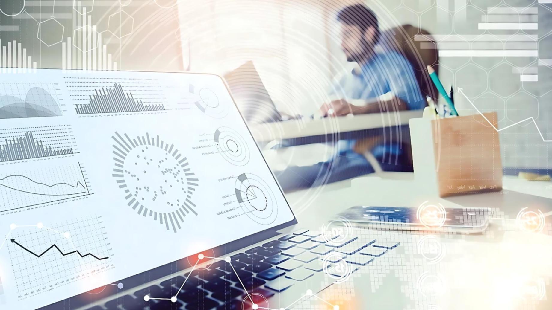 Grupowy reviewing AI-generated raport finansowy output together